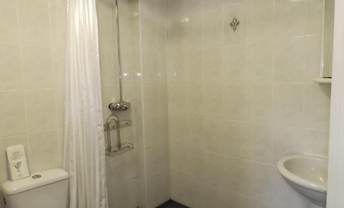 Loft twin bedroom wet room en suite